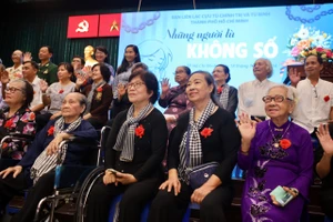 Nghẹn ngào cuộc gặp mặt của những đứa trẻ được sinh ra, lớn lên trong tù đày