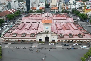 Khai thác các hoạt động tại khu vực trước chợ Bến Thành như Quảng trường Thời đại