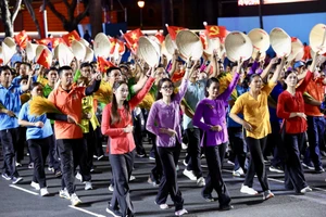 Nhiều văn nghệ sĩ và ekip phim Địa đạo tham gia diễu hành trong lễ 30-4