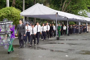 Chùm ảnh: Dòng người liên tục đến viếng nguyên Chủ tịch nước Trần Đức Lương tại TP.HCM