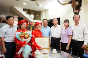 Chủ tịch Nguyễn Văn Được thăm, mừng thọ người cao tuổi tiêu biểu tại TP.HCM