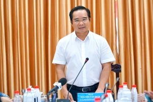 Chủ tịch TP.HCM đề nghị tìm nhà đầu tư xây lại toàn bộ chung cư cũ ở quận 5