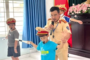 Các em thiếu nhi huyện Bình Chánh hào hứng được 'Một giờ làm Cảnh sát giao thông' 