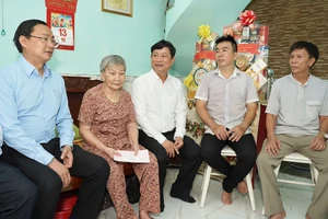 Chủ tịch HĐND TP.HCM Võ Văn Minh thăm gia đình liệt sĩ tại xã Nhà Bè