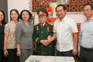 Chủ tịch UBND TP.HCM Nguyễn Văn Được tri ân gia đình chính sách tiêu biểu nhân ngày 27-7