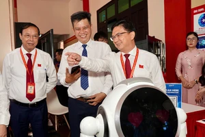 Robot, AI hỗ trợ trong Đại hội đại biểu Đảng bộ UBND TP.HCM