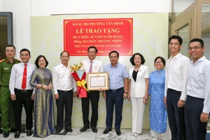 Chủ tịch Nguyễn Văn Được trao Huy hiệu 45 năm tuổi Đảng cho ông Châu Hoàng Nhơn