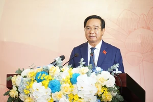 UBND TP.HCM phân công công tác với Chủ tịch và các Phó Chủ tịch 