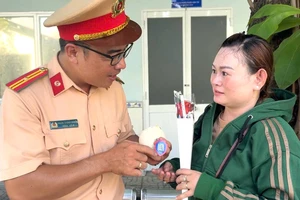 Nhiều phụ nữ bất ngờ khi được nhận quà từ CSGT Đa Phước, TP.HCM