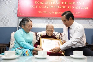 Chủ tịch UBND TP.HCM Nguyễn Văn Được trao Huy hiệu Đảng cho cán bộ lão thành