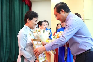 32 đảng viên UBND TP.HCM được trao Huy hiệu Đảng đợt 7-11