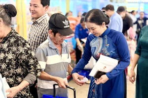 3 sổ tiết kiệm, siêu thị 0 đồng, suất cơm miễn phí... đến với người dân phường Bình Tân