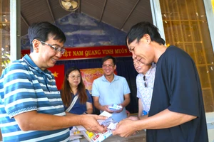 Báo Pháp Luật TP.HCM mang tấm lòng thơm thảo đến bà con vùng lũ Ninh Thuận cũ