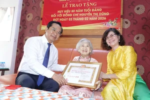 Chủ tịch Nguyễn Văn Được trao Huy hiệu 80 năm tuổi Đảng cho đảng viên lão thành