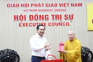 Chủ tịch TP.HCM: Trân trọng những đóng góp 'không để ai bị bỏ lại phía sau' của Phật giáo