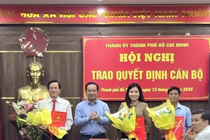 TP.HCM trao nhiều quyết định về công tác cán bộ tại phường đông dân nhất