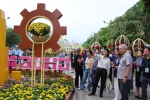 Lãnh đạo TP.HCM tổng kiểm tra đường hoa Nguyễn Huệ trước giờ khai mạc