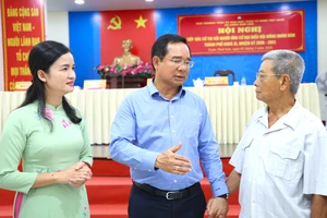 Chủ tịch TP.HCM mong cử tri Xuân Thới Sơn đồng lòng mở rộng Quốc lộ 22