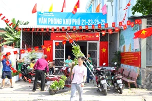 TP.HCM: Các điểm bỏ phiếu rực sắc đỏ, sẵn sàng cho ngày hội lớn