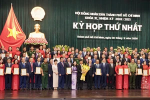 Trao giấy chứng nhận đại biểu HĐND TP.HCM khóa XI cho 125 đại biểu