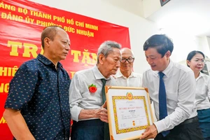 Nhà báo lão thành nhận Huy hiệu 80 năm tuổi Đảng tại TP.HCM
