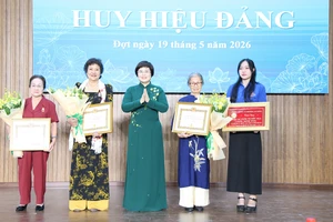 TP.HCM: Phường An Đông trao Huy hiệu Đảng cho 18 đảng viên dịp 19-5