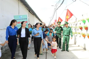 Phường Phú Thuận TP.HCM ra mắt tuyến hẻm cờ hoa mừng sinh nhật Bác