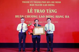 'Tự hào cờ Tổ quốc' của báo Người Lao Động là minh chứng sinh động cho giá trị xã hội của báo chí