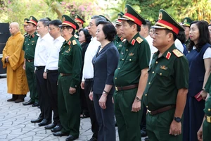 Phó Thủ tướng Phạm Thị Thanh Trà dâng hương tưởng niệm liệt sĩ tại công viên Lê Thị Riêng