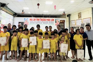 Nhiệt điện Phú Mỹ tặng quà cho các em thiếu nhi