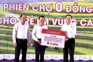 Agribank trao 4 tỷ đồng tài trợ 2 công trình xã hội ở Yên Bái