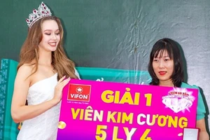 Hoa hậu Ba Lan - Đại sứ thương hiệu VIFON đến miền Trung trao kim cương cho người trúng giải