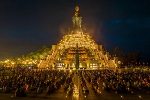 Núi Bà Đen lung linh đêm dâng đăng mừng Lễ Vía Quán Thế Âm xuất gia