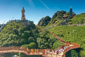 Hàng trăm Phật tử về đỉnh thiêng Fansipan dự lễ vía Quán Thế Âm xuất gia