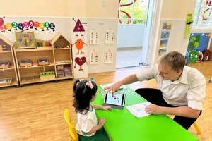 Cần đánh giá việc trẻ mầm non làm quen với tiếng Anh
