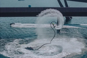 Đến show diễn Jetski chiêm ngưỡng cú bay tương đương tòa nhà 5 tầng trên mặt biển