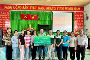 Vietcombank Tân Định, Tiền Giang tặng bồn chứa và nước sạch cho bà con vùng hạn mặn