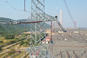 Vượt nắng nóng, thi công đường dây 500 KV mạch 3 xuyên lễ