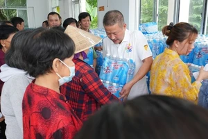 ‘Giọt nước nghĩa tình’ tiếp tục ‘tràn’ về miền Tây để làm dịu mát bà con vùng hạn mặn