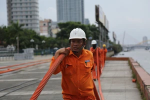 Chuẩn bị phục vụ cấp điện cuộc thi Pháo hoa quốc tế Đà Nẵng 2024