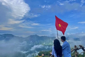 Độc đáo điểm ‘săn mây’ ở độ cao 800m tại Cổng Trời Đông Giang