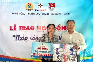 EVNHCMC trao học bổng 'Thắp sáng niềm tin'