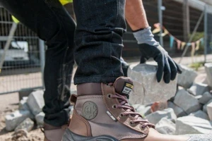 Tại sao giày bảo hộ là lựa chọn quan trọng cho người lao động?