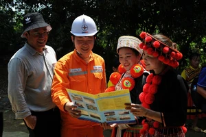 Điện lực miền Bắc ‘đi từng ngõ, gõ từng nhà’ tuyên truyền tiết kiệm điện