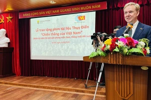 Phim tài liệu Thụy Điển 'Chiến thắng của Việt Nam' về ngày 30-4-1975 được trao tặng cho Viện Phim Việt Nam.