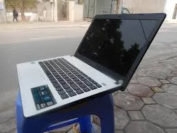 Mang laptop ra cửa nhà dò sóng WiFi bị cướp giật