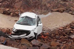 Taxi lao xuống biển Vũng Tàu, xe biến dạng