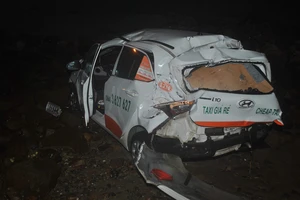 Taxi lao xuống biển, nữ hành khách tử vong