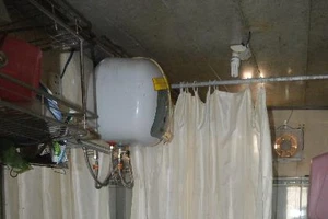 Rò điện từ máy nước nóng, 2 mẹ con tử vong