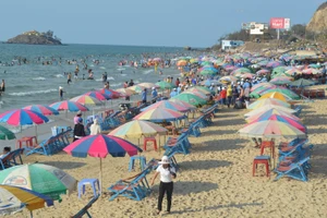 Vũng Tàu: Khách du lịch đông trên bãi biển sạch bong rác